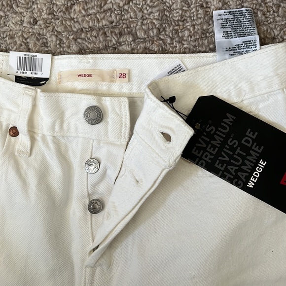 Women’s Levi’s BNWT Wedgie Straight White Distressed Denim - Picture 5 of 5